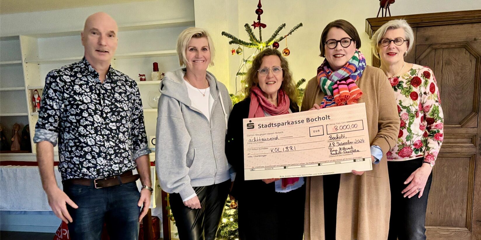 Berthold Tenhonsel (links) und Christiane Wiesner (Mitte) freuen sich über den Spendenscheck von Beate Kathage (von links), Barbara Schweers und Magitte Wissing. Foto © Hildegard Lehmköster