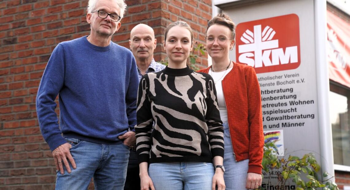 Begleiter für emotional instabile Menschen: Sozialarbeiter Markus Büsken, SKM-Geschäftsführer Berthold Tenhonsel, Psychologin Sandra Büdding und Sozialarbeiterin Stefanie Wegner (von links). Foto: Carolin Kronenburg / Caritasverband für die Diözese Münster