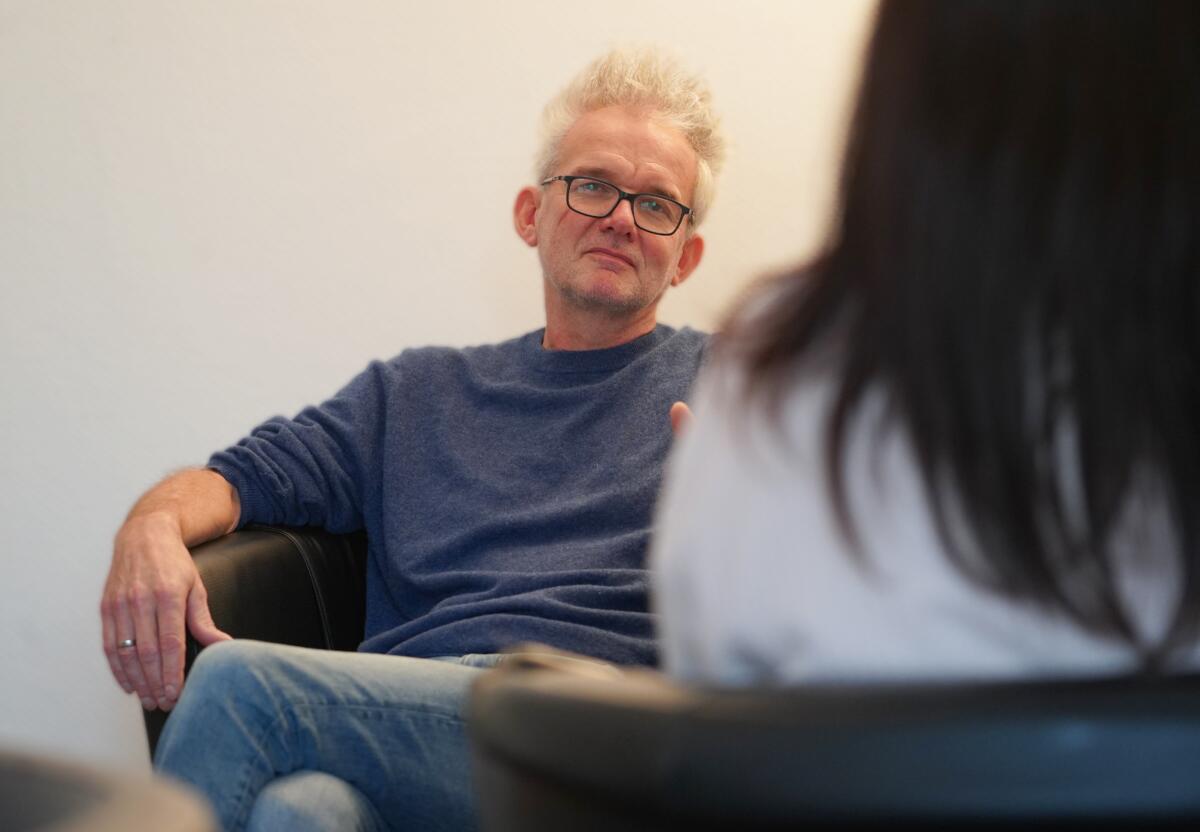 Sozialarbeiter Markus Büsken im Beratungsgespräch; Foto: Carolin Kronenburg / Caritasverband für die Diözese Münster