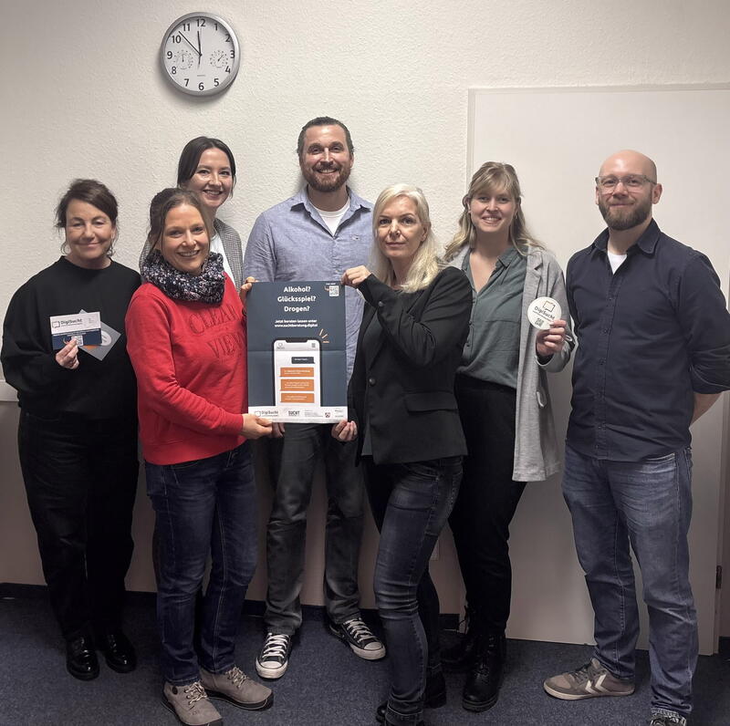 Das Team freut sich über das Beratungsangebot „DigiSucht“ (hintere Reihe v. l.): Reinhild Wantia, Jelena Borgers und Marco Krasenbrink (Kreis Borken), Tanja Vormann (Caritasverband im Dekanat Ahaus und Vreden e.V.), Dominik Kleine-Finke (Kreis Borken) sowie Hilkka Pasman (Diakonie West) und Hanna Wendland (SKM Bocholt; vordere Reihe v. l.). Es fehlt: Chiara Theuring (Diakonie West e.V.)
